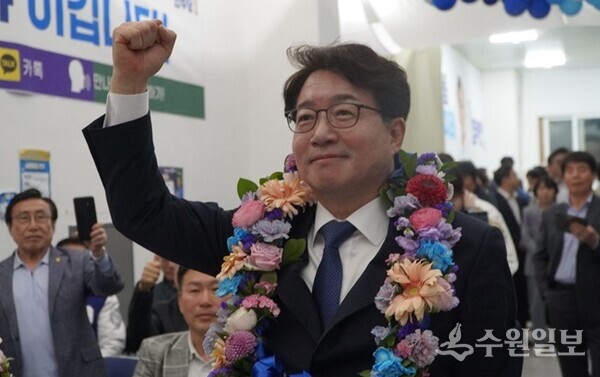 염태영 후보가 당선축하 꽃목거리를 받은 뒤 지지자들을 향해 답례하고 있다. (사진=염태영 선거캠프)