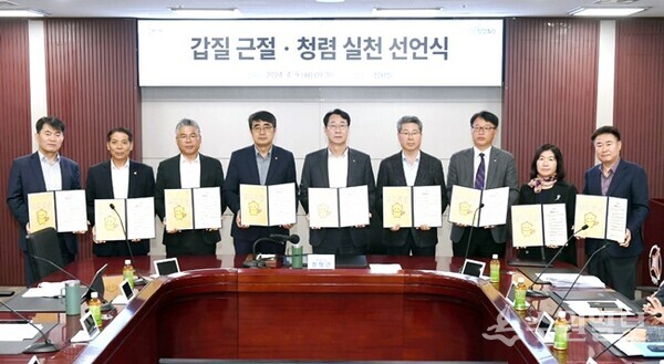 정명근 시장(가운데)을 비롯, 실국장 등 화성시 고위직 공무원들이 청렴 다짐 선언식을 갖고 있다. (사진=화성시)