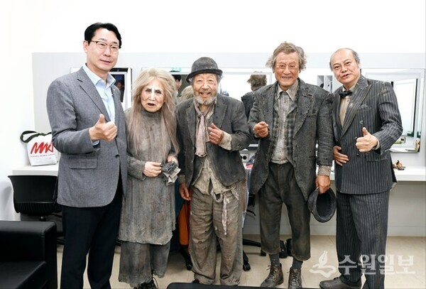 졍명근 화성시장(왼쪽 첫번째)이 10일 공연장을 찾아 박정자, 신구, 박근형 배우들과 만남의 자리를 갖고 있다. (사진=화성시)