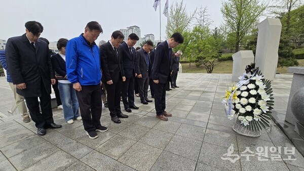 김준혁 당선자가 선거캠프 관계자들과 수원 현충탑을 참배하고 있다. (사진=김준혁 당선자 캠프)