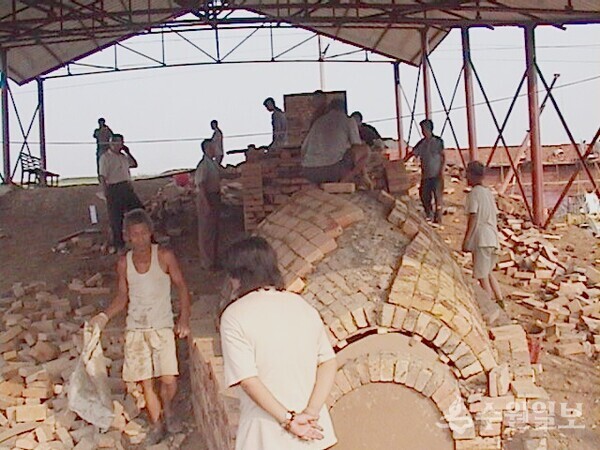 태산도자기 공장에 막사발 장작가마 축조중(2005년).