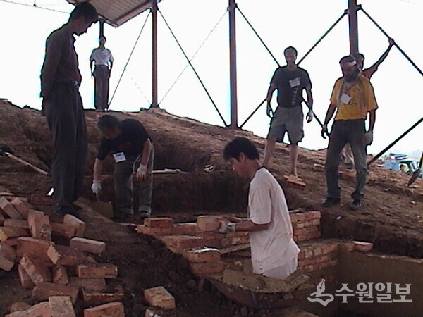 오른쪽으로부터 그리이스 도예가CHRISTOS TSIMPOURLAS, 두번째 캐나다 도예가 마이클 오스본.