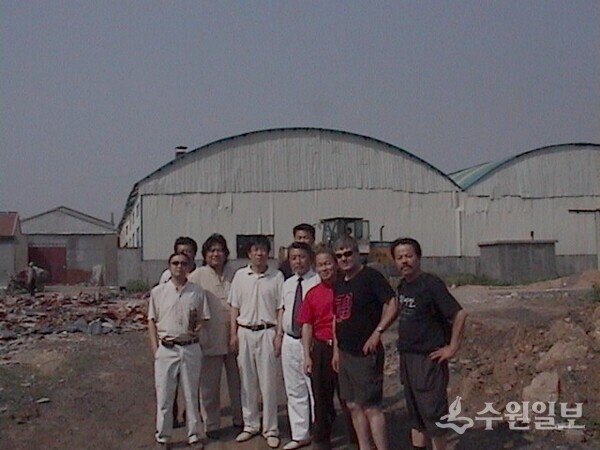왼쪽으로부터 중국 도예가 왕이준, 네째 태산도자 루더궈 사장,  리지웬 도자대사, 필자, 마이클 오스본, 박국현.