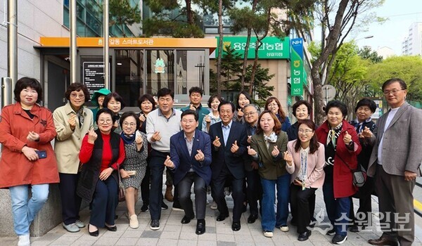이상일 용인시장이 스마트도서관 11호점 개관식에서 참석자들과 기념촬영을 하고 있다. (사진=용인시)