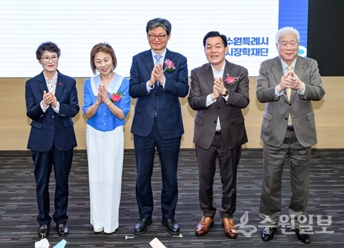 이재준 수원시장(오른쪽 두번째), 박춘근 신임 이사장(가운데) 등이 기념촬영을 하고 있다. (사진=수원시)