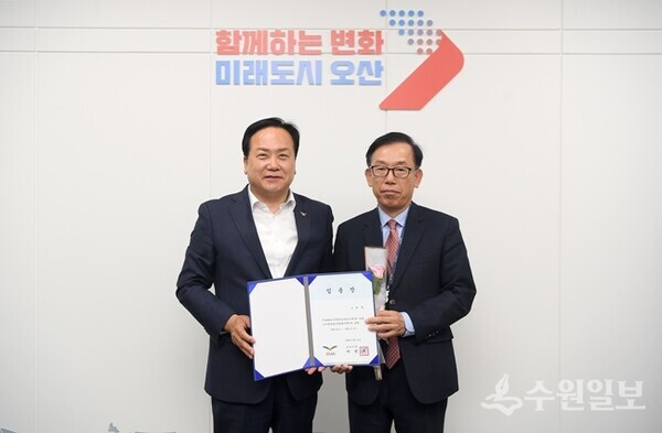 이권재 오산시장(왼쪽)이 신임 고병훈 감사담당관에게 임용장을 전달한 뒤 기념촬영을 하고 있다. (사진=오산시)