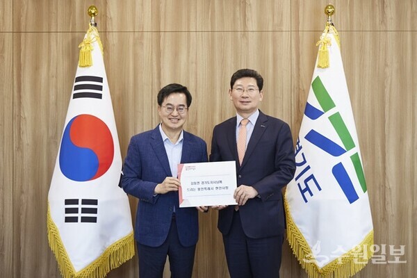 이상일 용인시장(오른쪽)이 12일 김동연 경기도지사를 만나 시의 현안을 해결하기 위한 지원을 요청하고 관련 자료를 전달한 뒤 기념촬영을 하고 있다. (사진=용인시)