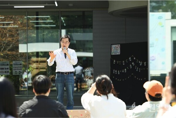 13일 오전 도담소에서 열린 청년공동체 출범식 '경기청년 커넥트 in 도담' 행사에서 김동연 경기도지사가 격려사를 하고 있다. (사진=경기도)