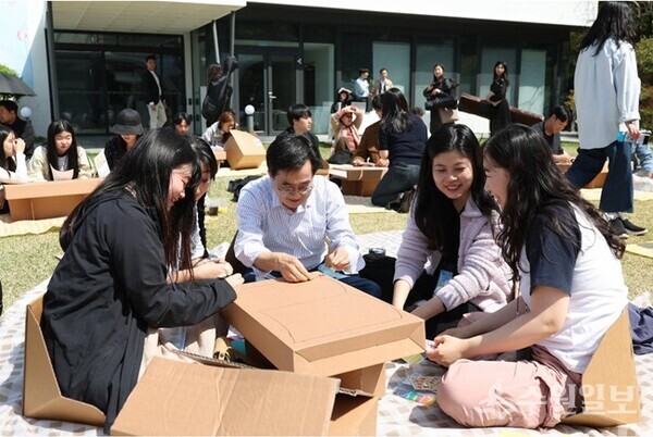 13일 오전 도담소에서 열린 청년공동체 출범식 '경기청년 커넥트 in 도담' 행사에서 김동연 경기도지사가 청년들과 함께 공동체 미션 ‘경기청년공동체, 있다! 잇다!’ 에 참여하고 있다. (사진=경기도)