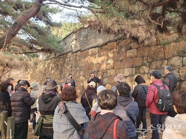 수원화성과 고건축이야기 강좌에 참여한 시민들이 현장답사를 하고 있다. (사진=수원시)