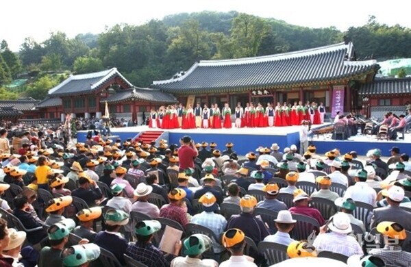 화성행궁 개관식. 2003년 10월 9일, 화성행궁 복원 1단계공사가 끝나고 일반에게 공개됐다. (사진=이용창 사단법인 화성연구회 이사)