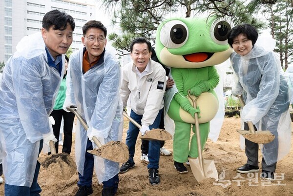 수원시는 15일 권선구 호매실체육공원에서 제79회 식목일 기념 나무 심기 행사를 가졌다. 오른쪽부터 백혜련 의원, 이재준 수원시장, 김기정 수원시의회 의장, 김영진 의원. (사진=수원시)