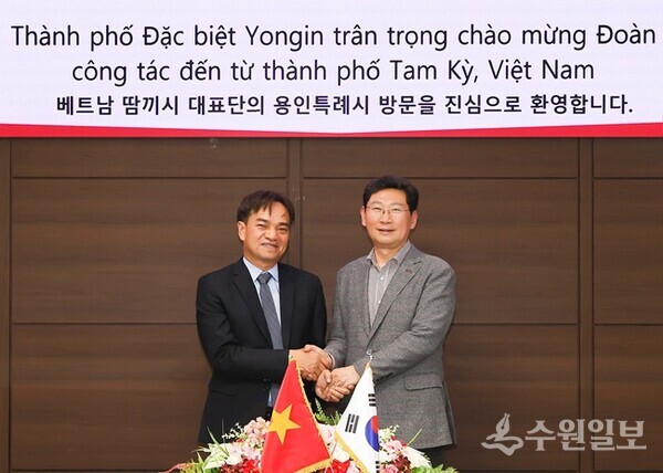 이상일 용인시장(오른쪽)이 응우옌 유이 안 당 부서기와 기념촬영을 하고 있다. (사진=용인시)
