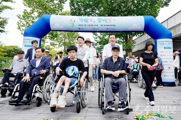 지난해 9월 열린 장애인과 비장애인이 함께하는 걷기대회 ‘가을愛 함께愛’에 함께한 이재준 수원시장(뒷줄 오른쪽. 사진=수원시 ).