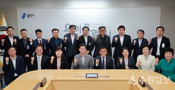 이상일 용인시장(앞줄 왼쪽 네번째)이 윤원균 용인시의회 의장(오른쪽 네번째)을 비롯한 시의회 의장단과의 소통회의를 진행한 뒤 기념촬영을 하고 있다. (사진=용인시)