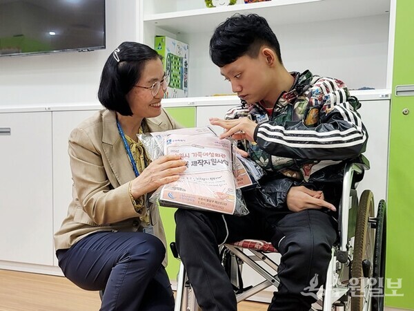 수원시가족여성회관이 오는 9월까지 ‘편의복 제작·지원 사업’을 추진하고 있는 가운데 한 장애인이 수원시가족여성회관이 리폼·수선한 편의복을 전달받고 있다. (사진=수원도시공사)
