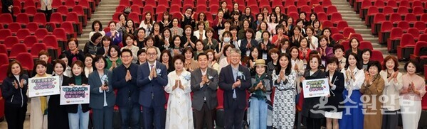 이재준 시장(왼쪽 9번째)과 참석자들이 함께하고 있다. (사진=수원시)