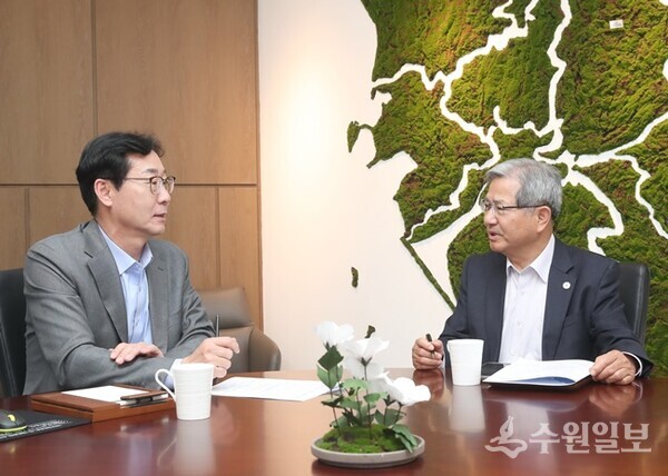 박봉현 화성특례시준비위원회 위원장(오른쪽)이 18일 정명근 화성시장을 만나 일반 구청 신설에 대한 시민들의 염원을 전달하고 있다. (사진=화성시) 