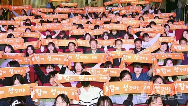 이재준 시장(가운데)이 연합발대식에 참여한 청소년, 청년들과 함께하고 있다. (사진=수원시)