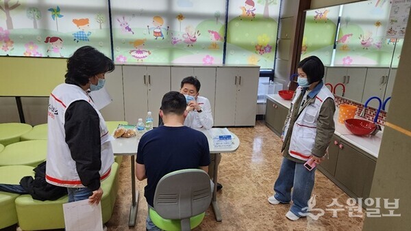 화성시 의료나눔 봉사단이 21일 마도보건지소에서 외국인 근로자에 대해 무료진료 봉사를 하고 있다. (사진=화성시) 