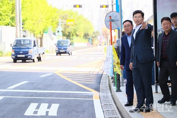 22일 이상일 용인시장이 성산초 관계자들과 보평역·장애인종합복지관 버스정류장에서 체험학습 버스 정차 구역을 확인하고 있다. (사진=용인시)