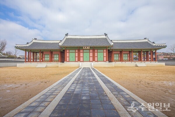 신풍초등학교 이전 이후 복원한 우화관(사진=수원시)