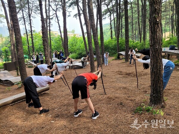 ‘산림치유 프로그램’ 참여자들이 스트레칭을 하고 있다. (사진=의왕시)