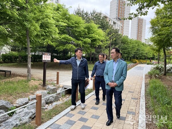 정장선 평택시장(오른쪽)이 관계자들과 함께  '스마트 그린도시(물순환) 조성 사업' 현장을 둘러보고 있다. (사진=평택시)