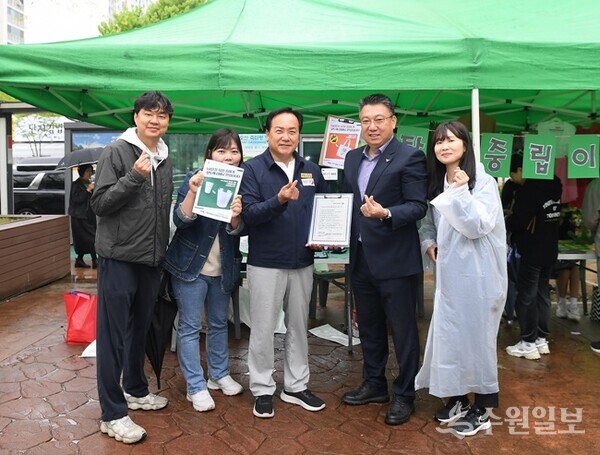 이권재 오산시장(가운데)과 남대성 오산시지속가능발전협의회 상임의장(오른쪽 첫번째)이 '2024년 나눔장터'를 개장을 기념하며 함께 하고 있다. (사진=오산시)