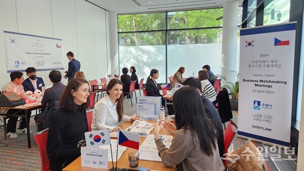 23일 수원시 수출판매개척단이 체코에서 현지 바이어들과 상담을 하고 있다. (사진=수원시)