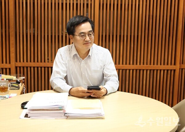 김동연 지사가 24일 도청 집무실에서 직접 'The 경기패스 전용카드'를 신청한 뒤 포즈를 취하고 있다. (사진=경기도)
