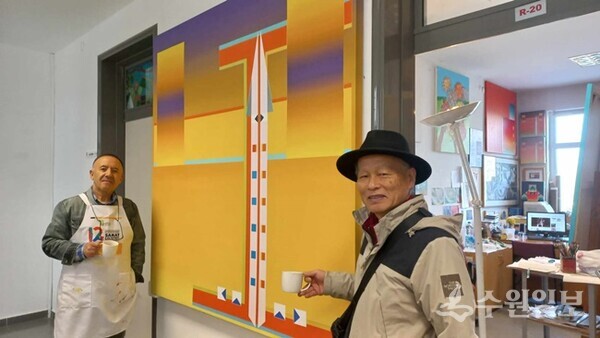 필자(오른쪽)가 ISMAIL ATES 하제테페 회화과 교수와 함께 했다.