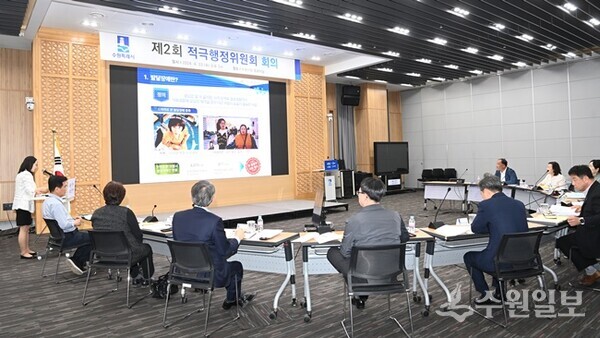 수원시가 23일 제2회 적극행정위원회 회의를 열고, 적극행정 우수사례 경진대회 사례를 심사하고 있다.  (사진=수원시)