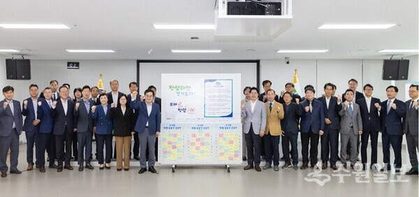 김동연 지사를 비롯, 도청 실국장, 도 공공기관 기관장들이 청렴 실천 선언식을 갖고 있다. (사진=경기도)