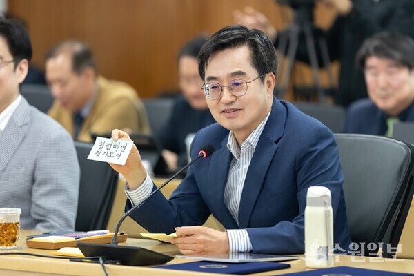 김동연 지사가 청렴 실천 선언식에서  ‘청렴하면 경기도다’라는 구호를 들어보이고 있다. (사진=경기도)
