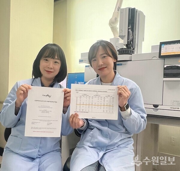 용인시 농업기술센터 관계자들이 영국 식품환경연구청의 잔류농약 분석 평가지를 들고 기념촬영을 하고 있다. (사진=용인시)