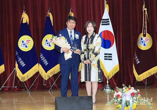 바르게살기운동 평택시협의회 제10대 이종안 회장(왼쪾), 제11대 황미애 회장이 이취임식에서 함께 하고 있다. (사진=평택시)