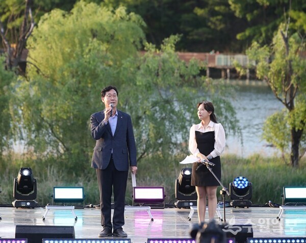정명근 화성시장(왼쪽)이 '제15회 가족사랑축제' 개막인사를 하고 있다. (사진=화성시)
