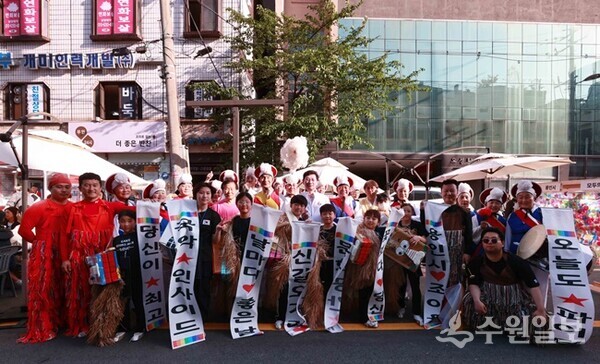 이상일 용인시장(둘째줄 가운대)이 신갈오거리 거리축제에서 사자 탈놀이 공연단과 기념촬영을 하고 있다. (사진=용인시)