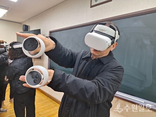 용인시가 어르신 안전을 위해 VR을 활용한 가상 체험교육을 하고 있다. (사진=용인시)