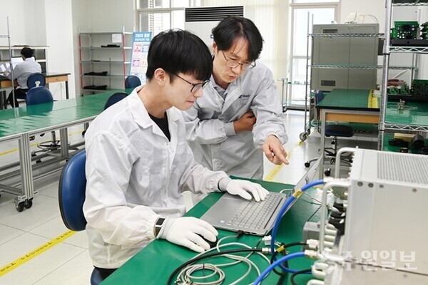 수원기업새빛펀드 1호 투자 수원기업 ㈜코아칩스. 직원들이 연구에 몰두하고 있다.(사진=수원시)