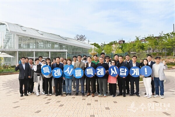 이재준 시장(앞줄 오른쪽 7번째)과 특례시 발전 수원시민 포럼 회원들이 함께하고 있다. (사진=수원시)