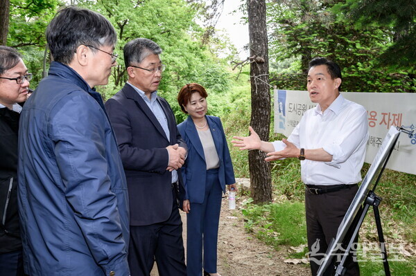 이재준 수원시장(오른쪽)이 찾아가는 현장시장실을 갖고 있다. (사진=수원시)