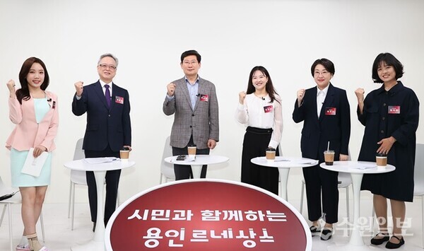 이상일 용인시장(왼쪽 세번째)이 '시민과의 대화'를 갖기 앞서 패널들과 기념촬영을 하고 있다. (사진=용인시)