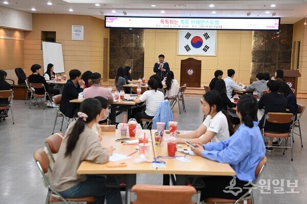 강화군 MZ공무원들이 '톡톡 튀는 폭풍 브레인스토밍' 시간을 갖고 있다. (사진=강화군)