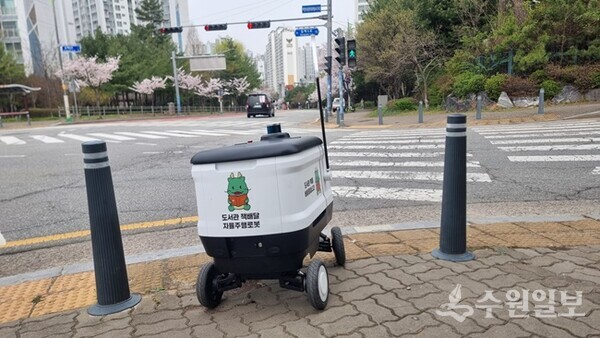 용인시가 선보인 자율주행로봇을 활용한 책 배달 서비스. (사진=용인시)