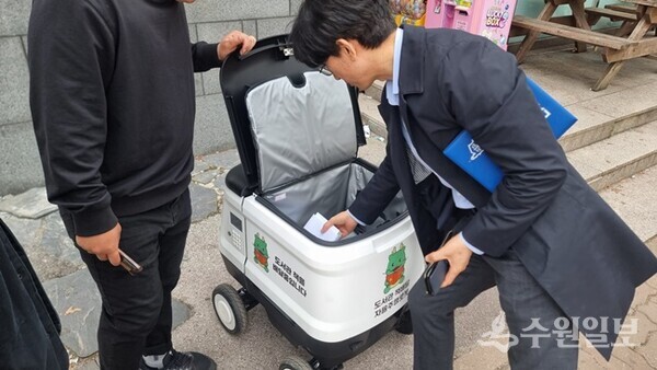 용인시가 자율주행로봇을 활용해 책 배달 서비스를 하고 있다. (사진=용인시)
