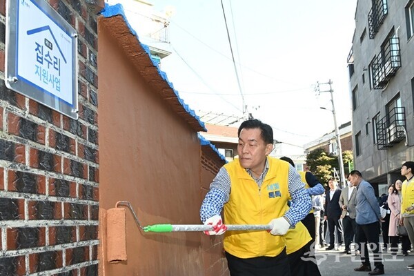 이재준 수원시장이 지난해 10월 수원형 저층주거지 집수리 지원사업 1호 기념식에서 페인트 작업을 하고 있다. (사진=수원시)