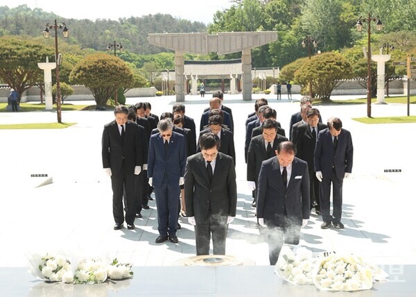 김동연 경기도지사가 3일 오전 광주광역시 북구 운정동 국립5·18민주묘지에서 경기도청 직원들과 함께 헌화·분향 후 묵념하고 있다. (사진=경기도)