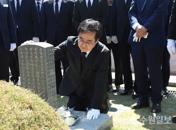 김동연 경기도지사가 경기도민 민주유공자 묘소를 찾아 경기도청 직원들과 함께 참배하고 있다. (사진=경기도)
